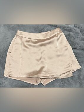 Sincerely Jules Satin Skort in Champagne